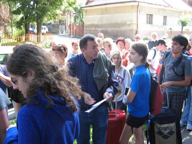Estate 2008: arrivo dei volontari per il campo missionario, educativo e sociale a Sighet, con P. Massimo Nevola alla guida del gruppo.